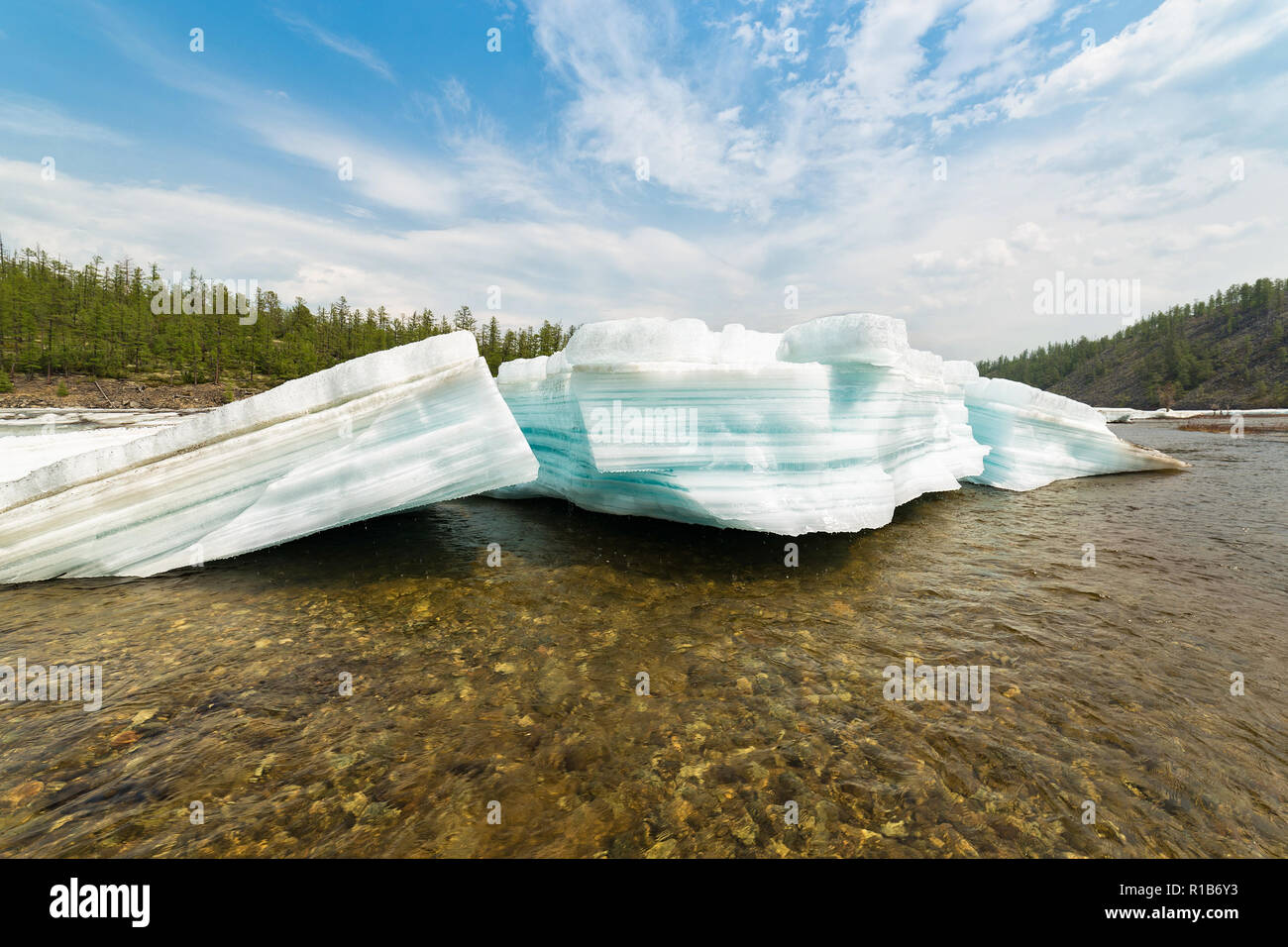 2-in-1-türkis Eis des Flusses obere Neryungri in Jakutien, Russland, im Juni Stockfoto