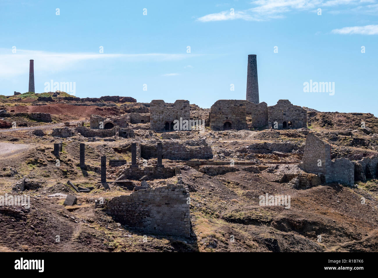 Tin Mining Ruinen auf dem Boscaswell Klippen in der Nähe von Pendeen, North Cornwall, UK. Stockfoto