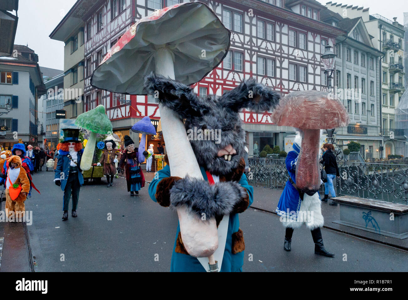 Menschen tragen ein Kostüme von Alice im Wunderland bei Luzern Karneval,  Schweiz Stockfotografie - Alamy