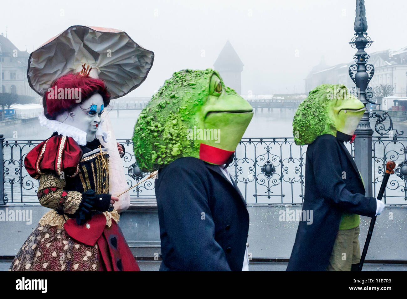 Der Frosch Kostüm von Alice im Wunderland bei Luzern Karneval, Schweiz  Stockfotografie - Alamy