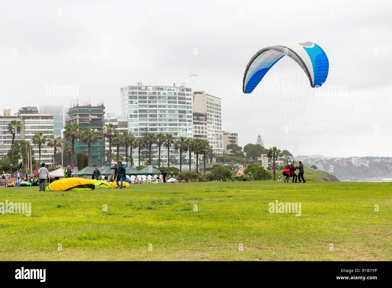 LIMA, PERU - 02.November.2018: Blick auf Paragliding Flüge vom Malecon Cisneros, Miraflores. Stockfoto