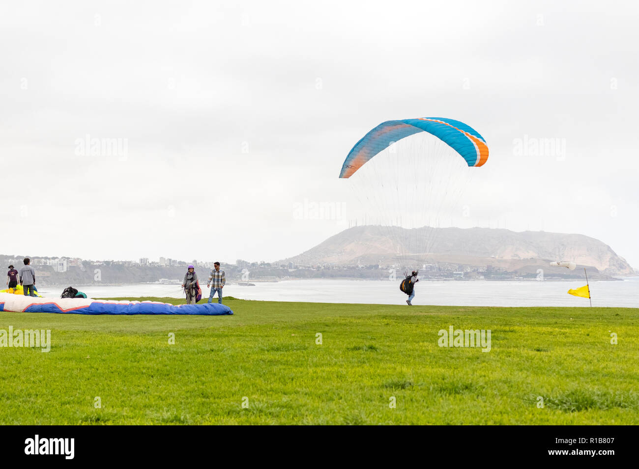 LIMA, PERU - 02.November.2018: Blick auf Paragliding Flüge vom Malecon Cisneros, Miraflores. Stockfoto