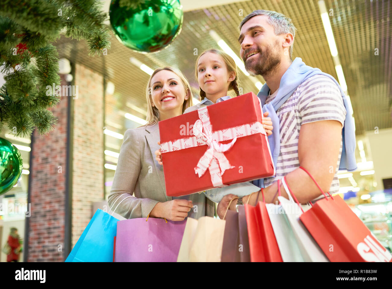 Liebevolle Familie mit Geschenken in der Shopping Mall Stockfoto