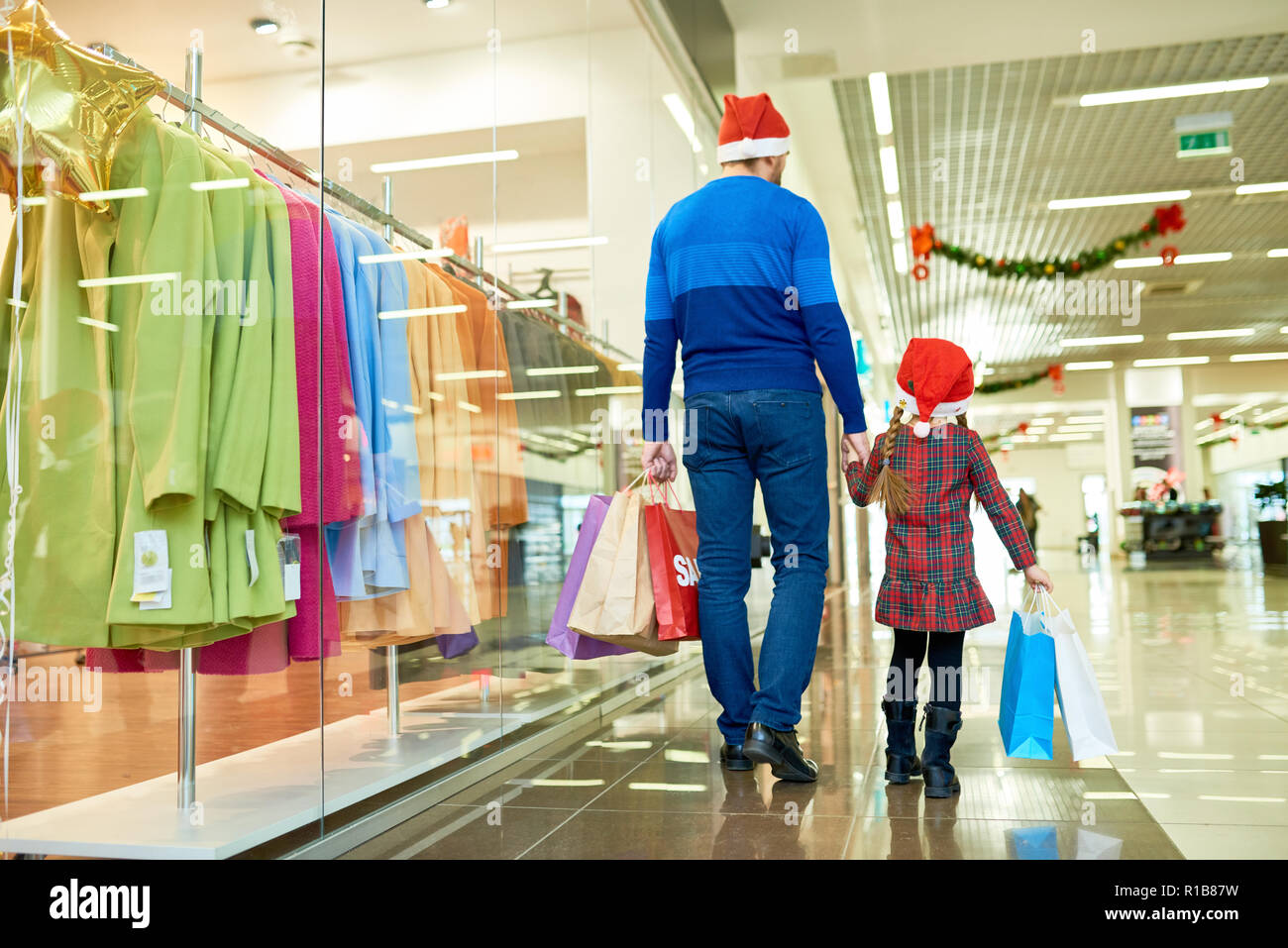 Mann mit girl shopping vor Weihnachten Stockfoto
