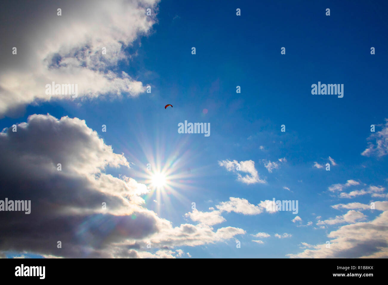 Lenkdrachen am blauen Himmel mit einigen Wolken. Fly a Kite n Ein blauer Himmel mit ein paar netten Wolken. Stockfoto