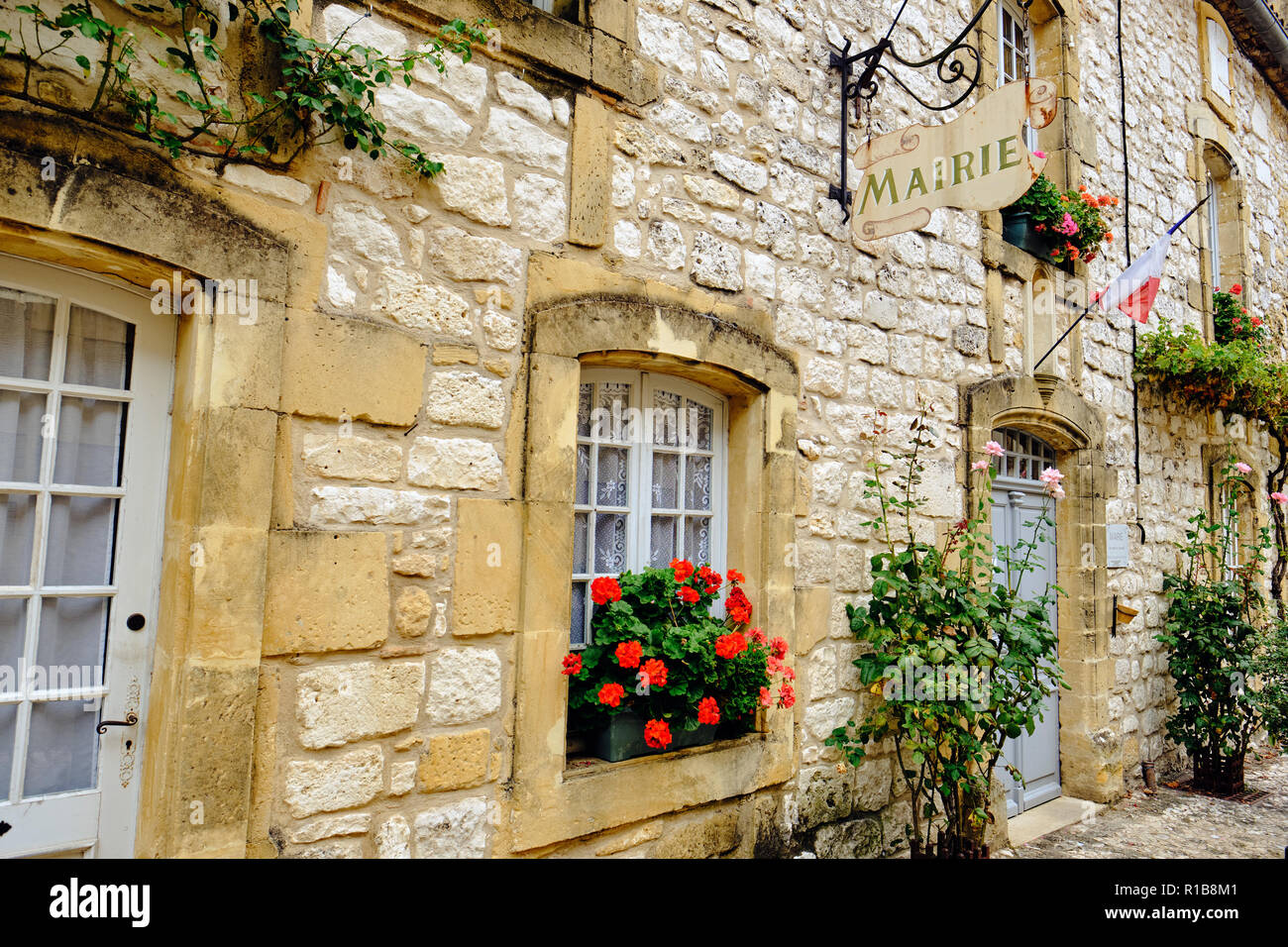 Die Mairie Gebäude in der schönen mittelalterlichen Stadt von Monpazier in der Dordogne Frankreich. Stockfoto