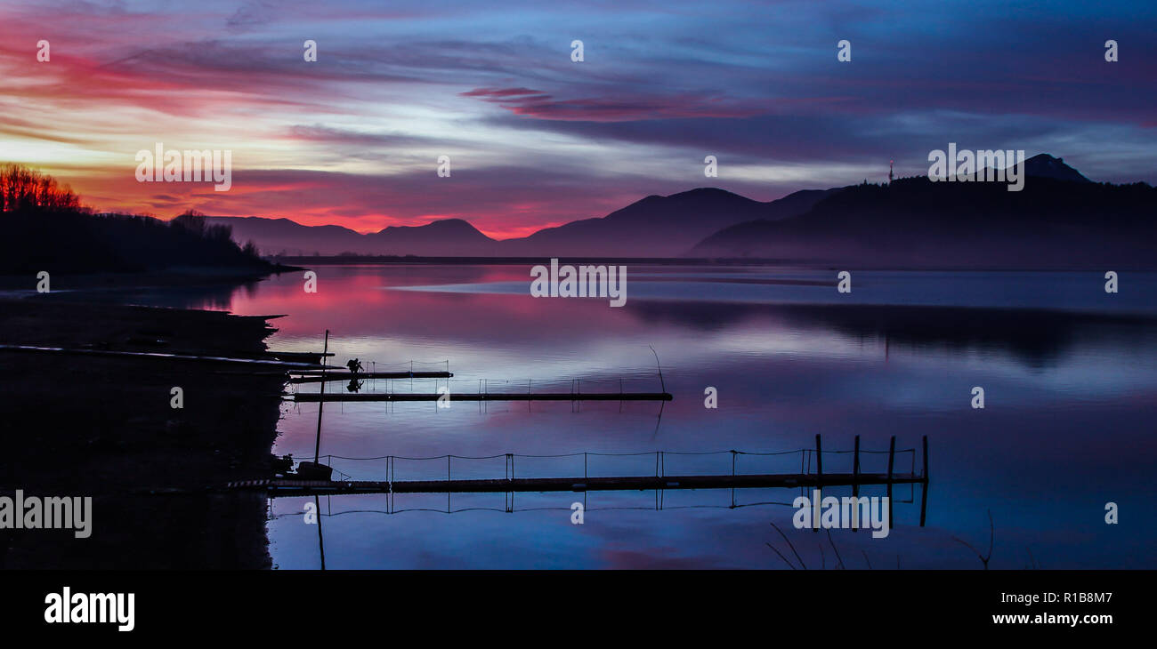 Sonnenuntergang in der Nähe von Wasser in der Slowakei, in Liptov. Stockfoto