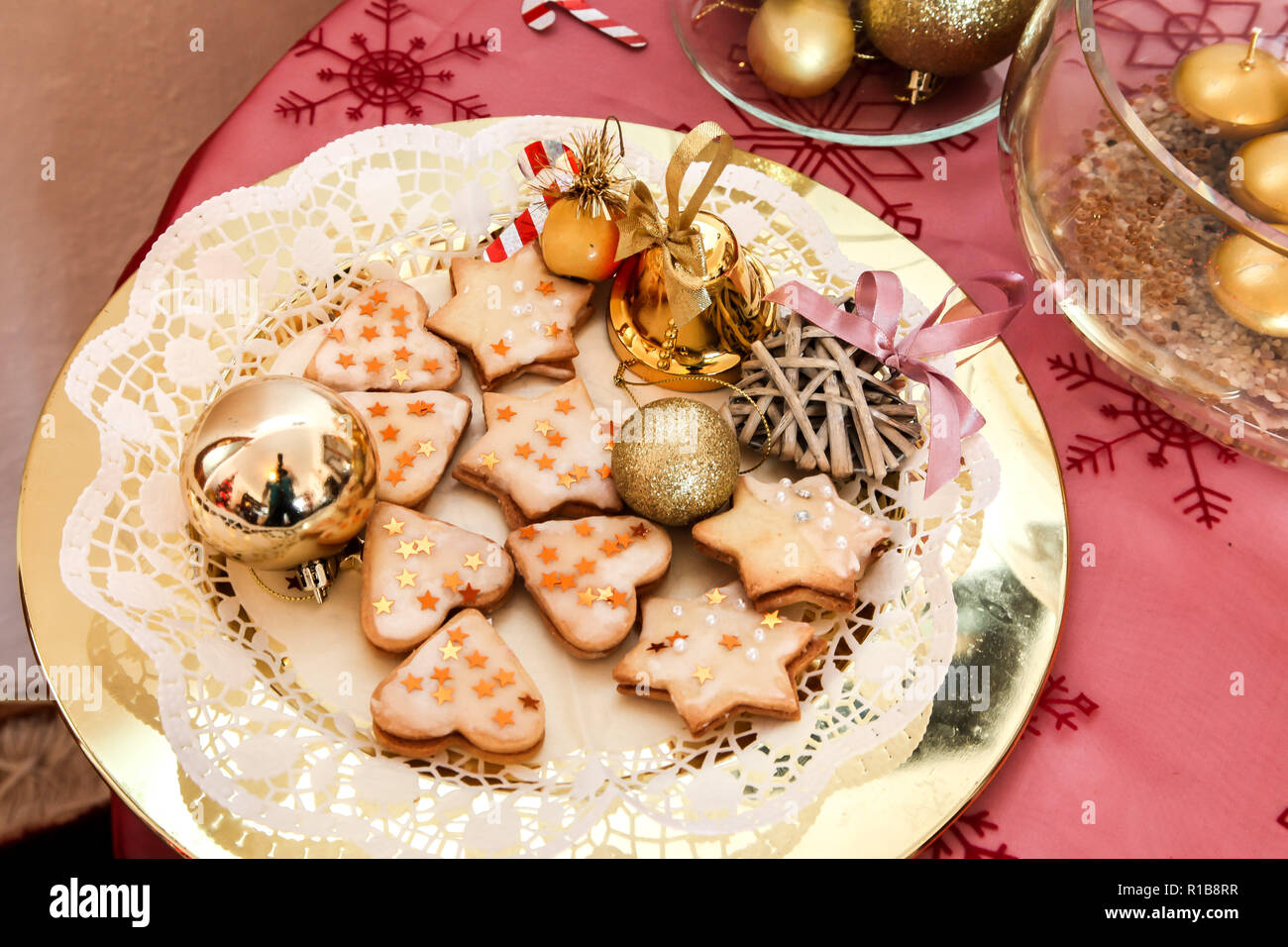 Goldene Weihnachten Dekoration mit Cookies Stockfoto