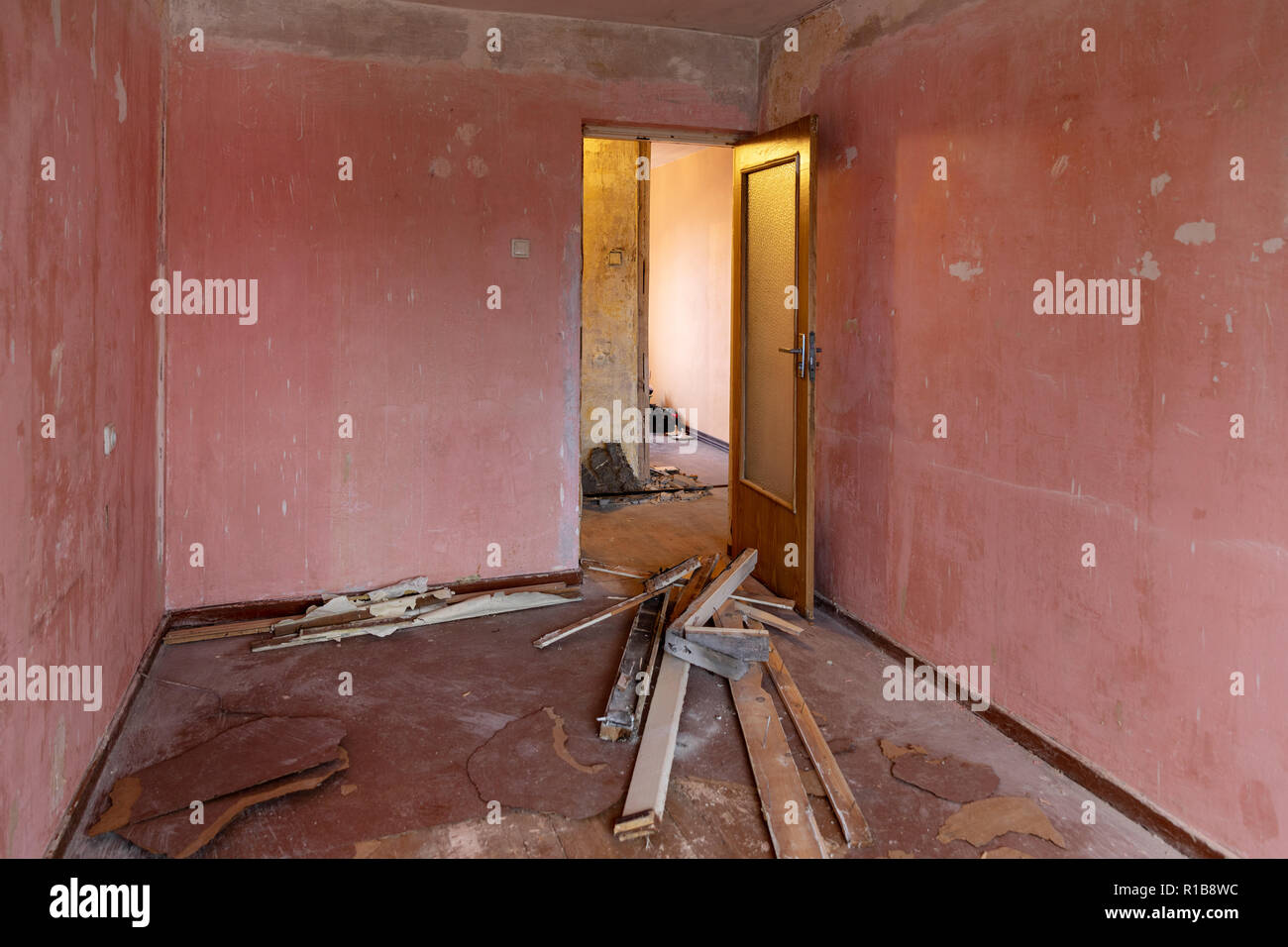 Alte schmutzige Wohnung Zimmer vor der Renovierung Stockfoto