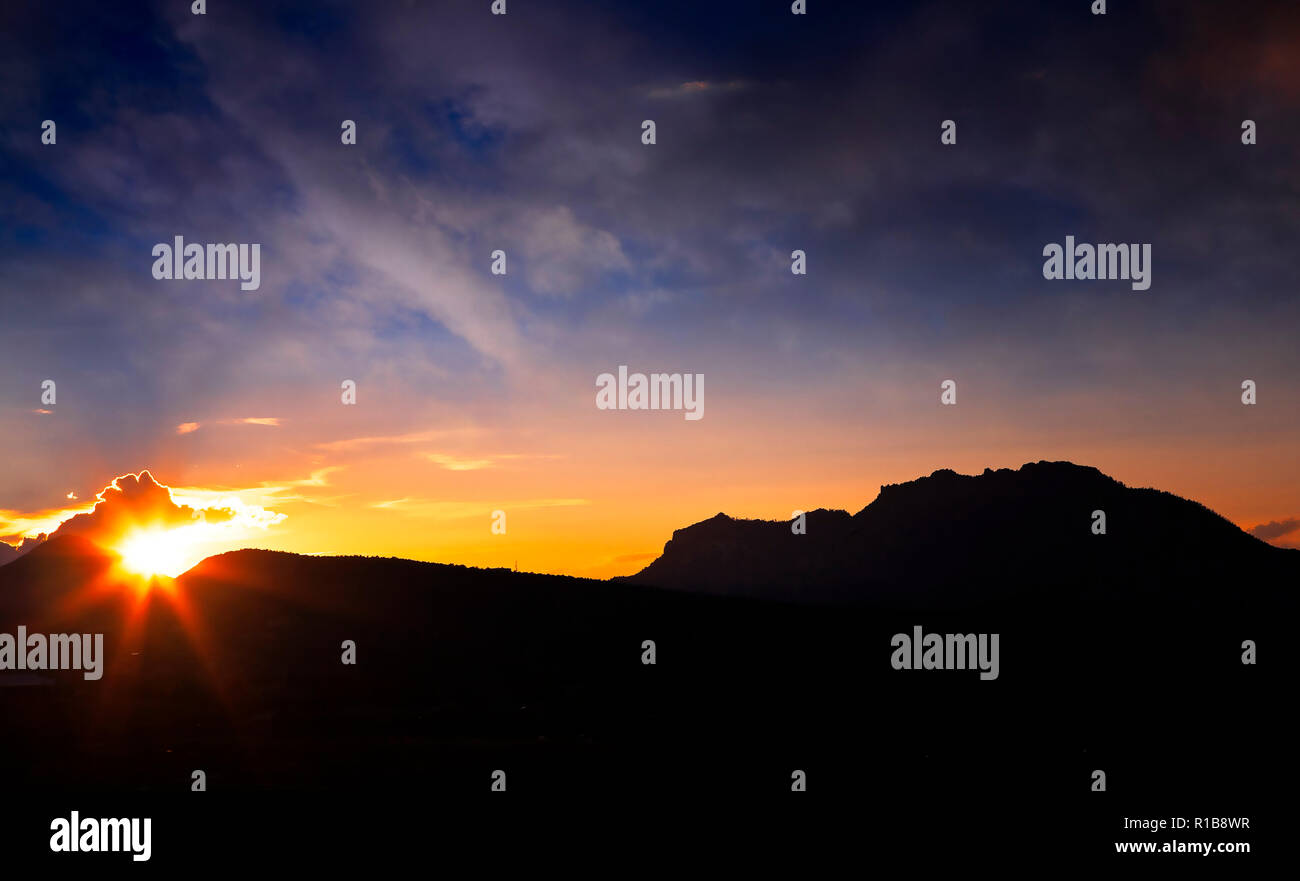 Die Sonne hinter die Berge aus Granit von Prescott, Arizona. Stockfoto