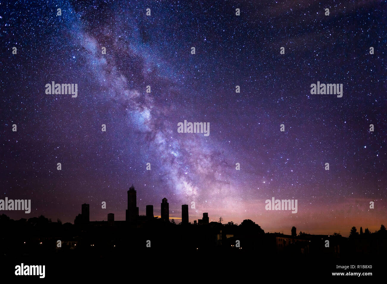 Die Türme von San Gimignano gegen den Nachthimmel. Toskana, Italien. Stockfoto