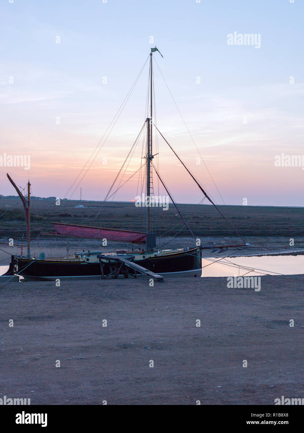 Yachtcharter in Blakeney Hafen, Norfolk bei Sonnenaufgang Stockfoto