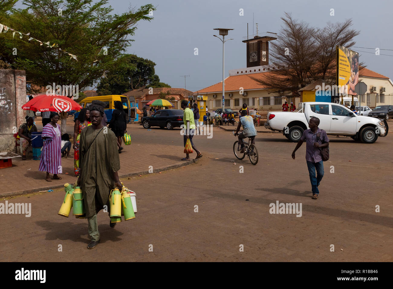 Bissau, Republik Guinea-Bissau - Februar 5, 2018: Street Scene in der Stadt Bissau mit Menschen Überqueren einer Straße an der Bandim in der Nachbarschaft, in Stockfoto