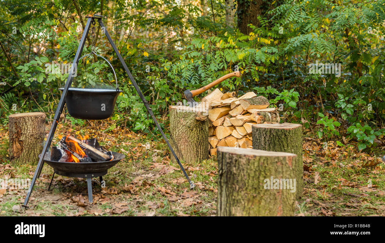 Kochen im Freien n eisernen Töpfen auf offenen Fiere in einem Wald bei einem Wildlife Ereignis in Ede in den Niederlanden Stockfoto