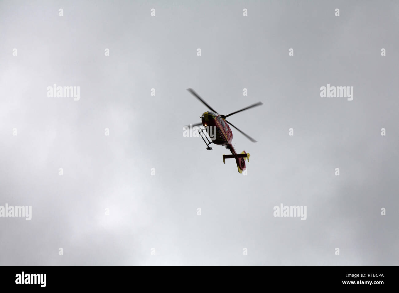 Air Ambulance helicopter Landung bei stürmischem Wetter an der Kakerlaken in der Nähe von leek Staffordshire England Stockfoto