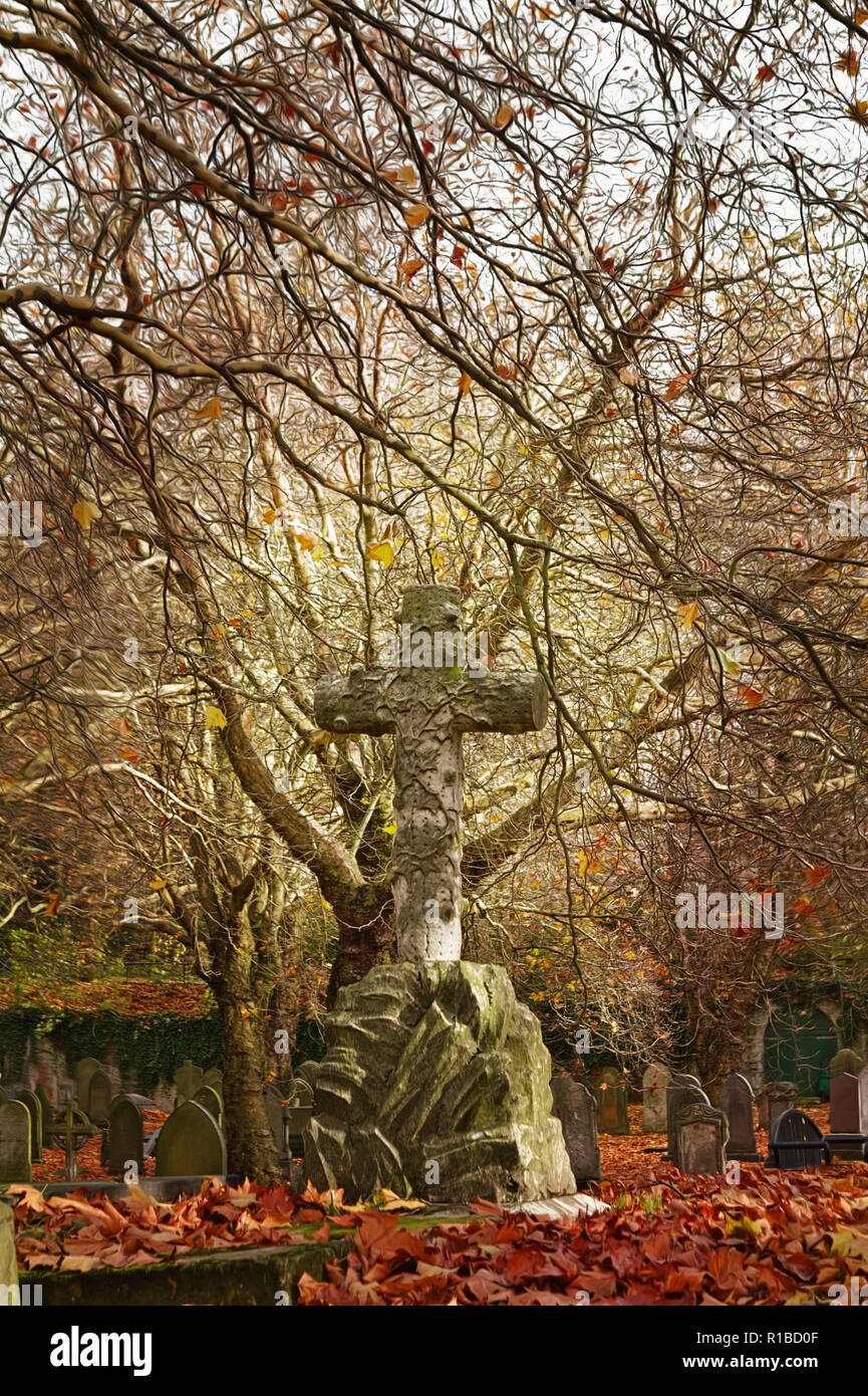 Altes Steingrab mit Kreuzfriedhof Stockfoto