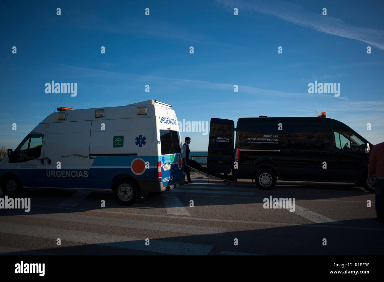 (EDITOR'S NOTE: BILD ZEIGT TOD). Eine Leiche eines Migranten gesehen in einer Leichenhalle van nach der Ankunft am Strand auf einem Beiboot mit einer Gruppe von Migrantinnen und Migranten. Ein beiboot mit Migranten und zwei Toten kamen im Chilches Strand in der Nähe der Küste von Vélez-Málaga, in Malaga. Laut Medien und Zeugen, einige der Migranten aus Marokko entging am Strand, während die beiden Leichen in der kleinen Boot gefunden wurden. Stockfoto