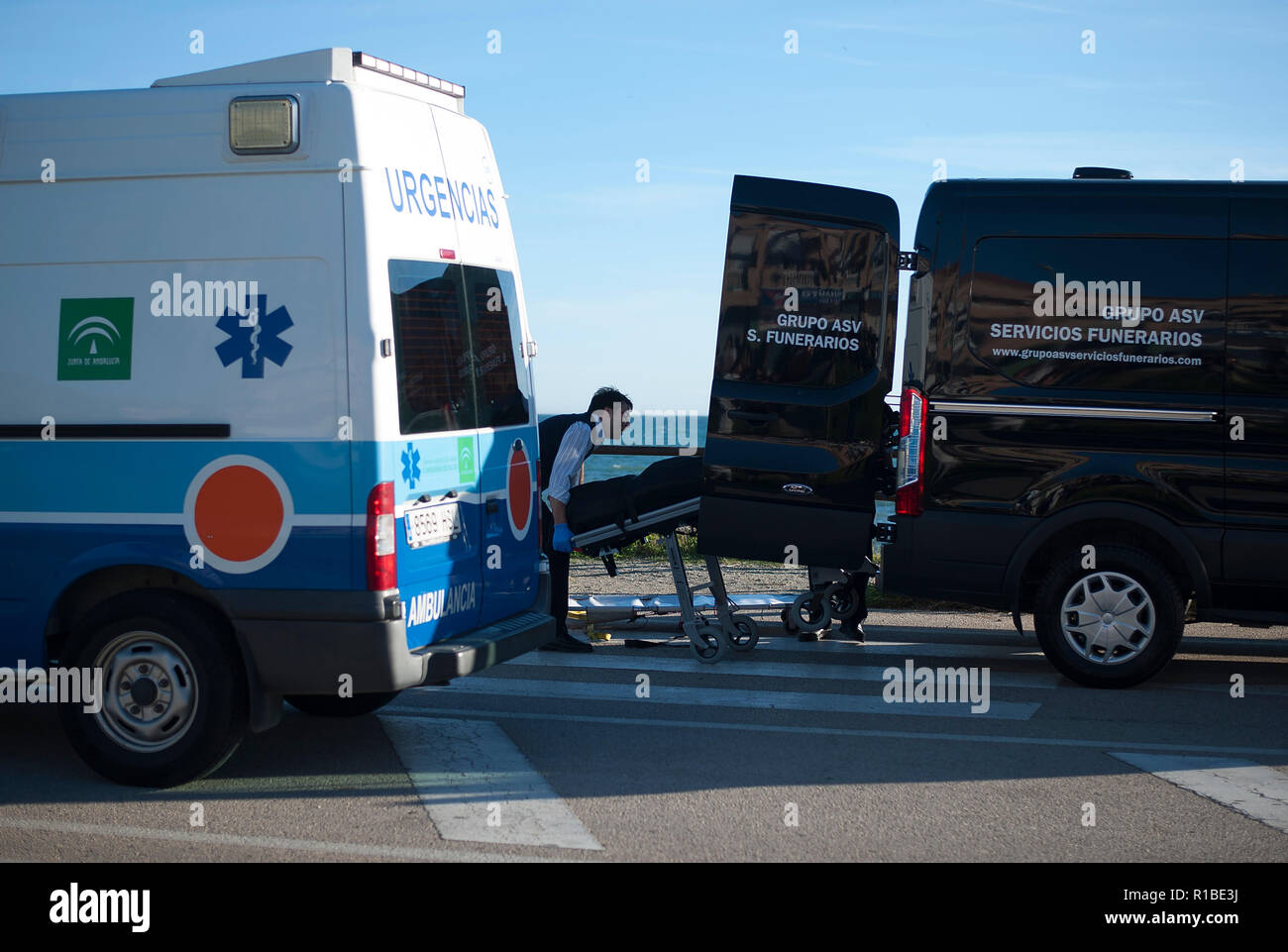 (EDITOR'S NOTE: BILD ZEIGT TOD). Eine Leiche eines Migranten gesehen in einer Leichenhalle van nach der Ankunft am Strand auf einem Beiboot mit einer Gruppe von Migrantinnen und Migranten. Ein beiboot mit Migranten und zwei Toten kamen im Chilches Strand in der Nähe der Küste von Vélez-Málaga, in Malaga. Laut Medien und Zeugen, einige der Migranten aus Marokko entging am Strand, während die beiden Leichen in der kleinen Boot gefunden wurden. Stockfoto