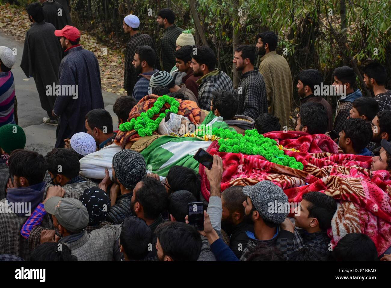 (Anmerkung des Editors: Das Bild zeigt den Tod.) Kaschmir Trauernden gesehen sind die toten Körper eines lokalen Rebel, Wajid Ahmad während seiner Beerdigung Prozession in Pulwama, südlich von Srinagar, Indien verwalteten Kaschmir. Tausende von Menschen nehmen an der Beerdigung Gebete der zwei Hizbul Mujahideen Militanten, die von der Regierung Kräfte in eine Begegnung im Tikken im Süden von Kaschmir Pulwama getötet wurden. Stockfoto