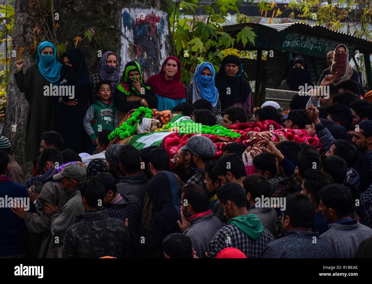 (Anmerkung des Editors: Das Bild zeigt den Tod.) Kaschmir Trauernden gesehen sind die toten Körper eines lokalen Rebel, Wajid Ahmad während seiner Beerdigung Prozession in Pulwama, südlich von Srinagar, Indien verwalteten Kaschmir. Tausende von Menschen nehmen an der Beerdigung Gebete der zwei Hizbul Mujahideen Militanten, die von der Regierung Kräfte in eine Begegnung im Tikken im Süden von Kaschmir Pulwama getötet wurden. Stockfoto
