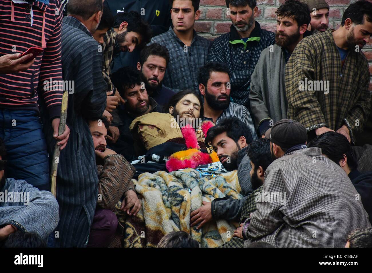 (Anmerkung des Editors: Das Bild zeigt den Tod.) Kaschmir Trauernden gesehen sind um den toten Körper eines lokalen Rebel, Liyaqat Ahmad während seiner Beerdigung Prozession in Pulwama, südlich von Srinagar, Indien verwalteten Kaschmir. Tausende von Menschen nehmen an der Beerdigung Gebete der zwei Hizbul Mujahideen Militanten, die von der Regierung Kräfte in eine Begegnung im Tikken im Süden von Kaschmir Pulwama getötet wurden. Stockfoto