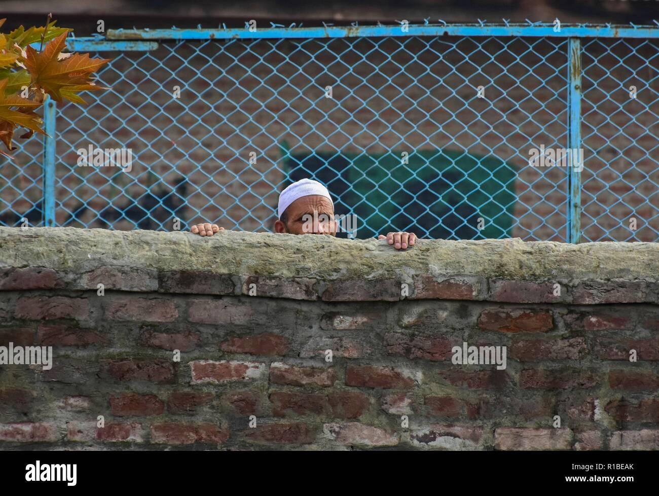 Ein Kaschmirischen Mann gesehen, einen trauerzug eines lokalen Rebel, Liyaqat Ahmad in Pulwama, südlich von Srinagar, Indien verwalteten Kaschmir. Tausende von Menschen nehmen an der Beerdigung Gebete der zwei Hizbul Mujahideen Militanten, die von der Regierung Kräfte in eine Begegnung im Tikken im Süden von Kaschmir Pulwama getötet wurden. Stockfoto