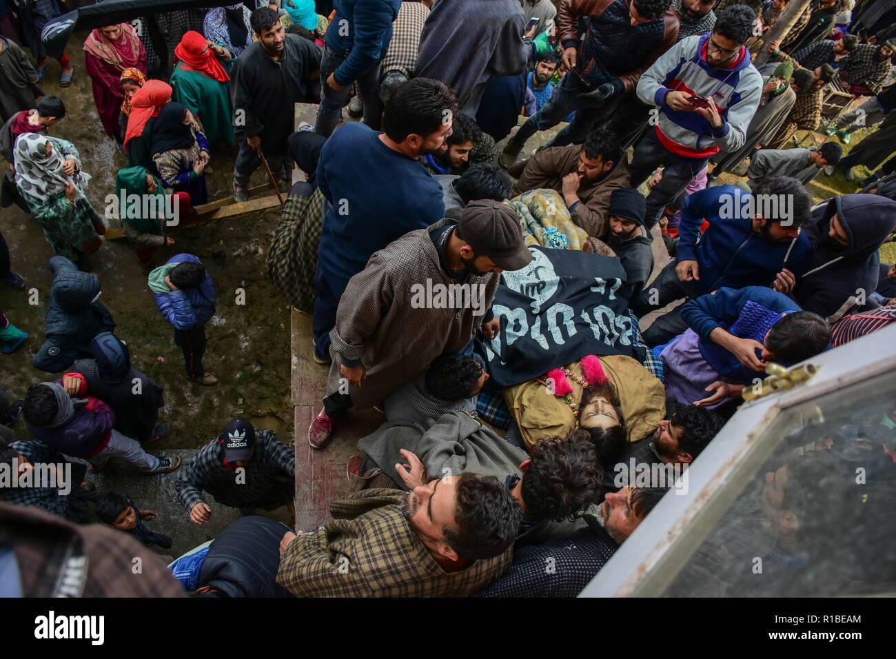 (Anmerkung des Editors: Das Bild zeigt den Tod.) Kaschmir Trauernden gesehen sind um den toten Körper eines lokalen Rebel, Liyaqat Ahmad während seiner Beerdigung Prozession in Pulwama, südlich von Srinagar, Indien verwalteten Kaschmir. Tausende von Menschen nehmen an der Beerdigung Gebete der zwei Hizbul Mujahideen Militanten, die von der Regierung Kräfte in eine Begegnung im Tikken im Süden von Kaschmir Pulwama getötet wurden. Stockfoto