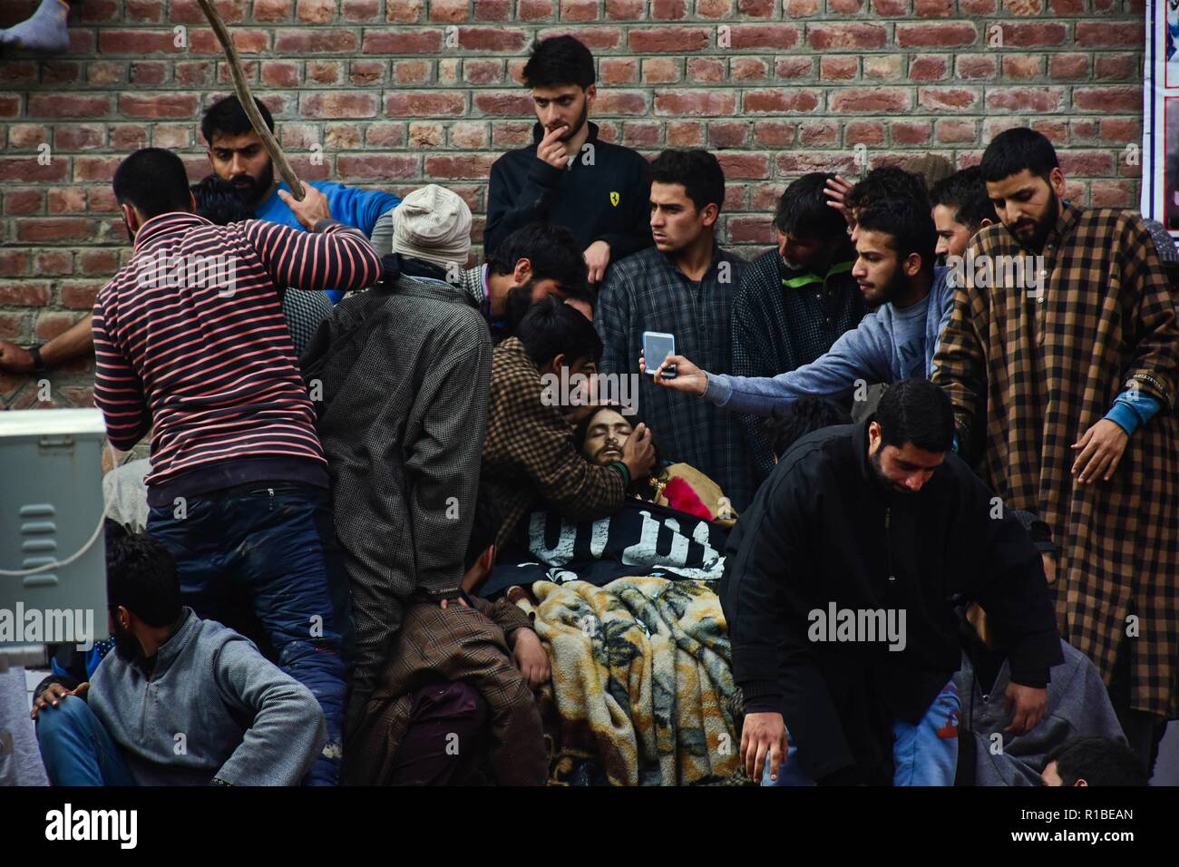 (Anmerkung des Editors: Das Bild zeigt den Tod.) Kaschmir Trauernden gesehen sind um den toten Körper eines lokalen Rebel, Liyaqat Ahmad während seiner Beerdigung Prozession in Pulwama, südlich von Srinagar, Indien verwalteten Kaschmir. Tausende von Menschen nehmen an der Beerdigung Gebete der zwei Hizbul Mujahideen Militanten, die von der Regierung Kräfte in eine Begegnung im Tikken im Süden von Kaschmir Pulwama getötet wurden. Stockfoto