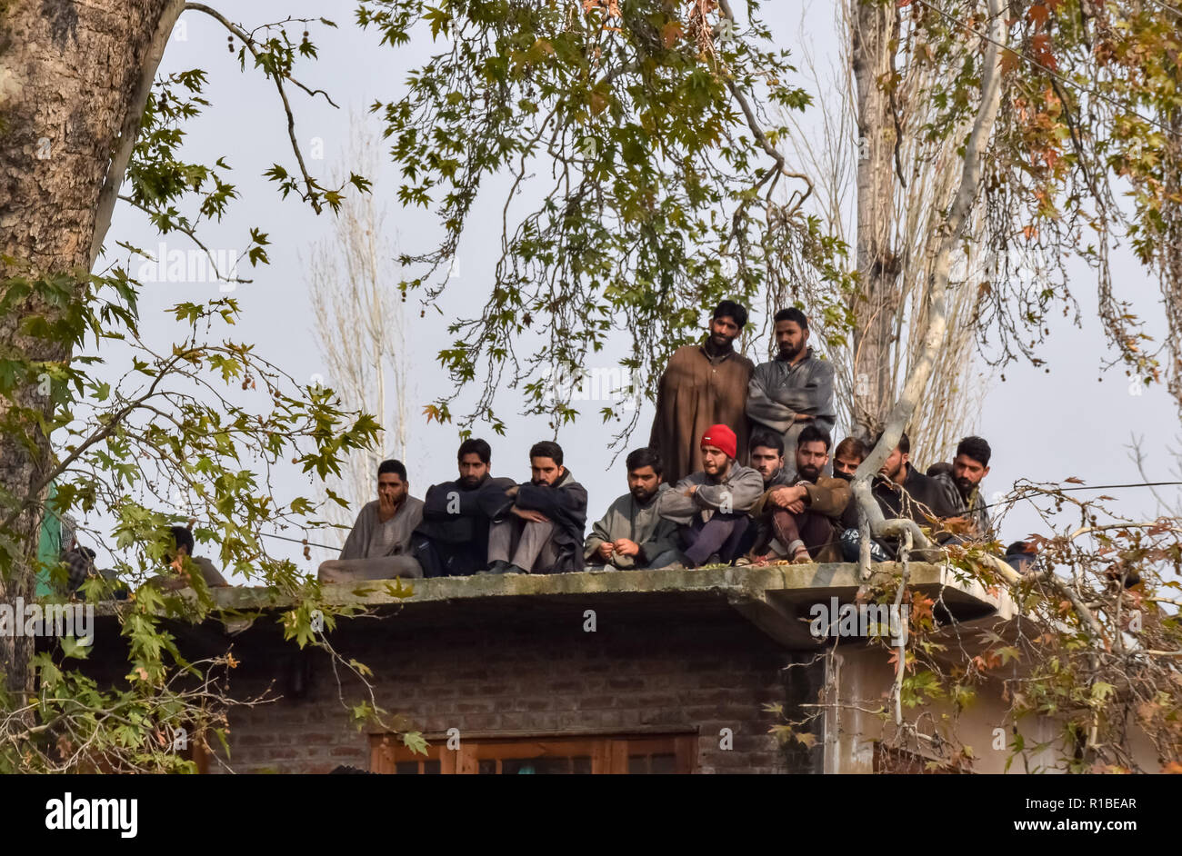 Kaschmirische Muslime werden gesehen, beobachten Trauerzug der Getöteten militanten Wajid-Ul-Islam während seiner Beerdigung in sein Heimatdorf in babhara Pulwama. Tausende von Menschen haben in der Beerdigung Gebete der beiden Kämpfer, der in einer Schießerei mit den Regierungstruppen im Süden von Kaschmir Pulwama Bezirk 40 km vom Sommer Hauptstadt Srinagar getötet wurden, teilgenommen. Die Militanten, entsprechend Generalinspektor der Polizei, Kaschmir, SP Pani, wurden in einer "sehr kurzen "Shootout im Tikken Dorf getötet. Stockfoto