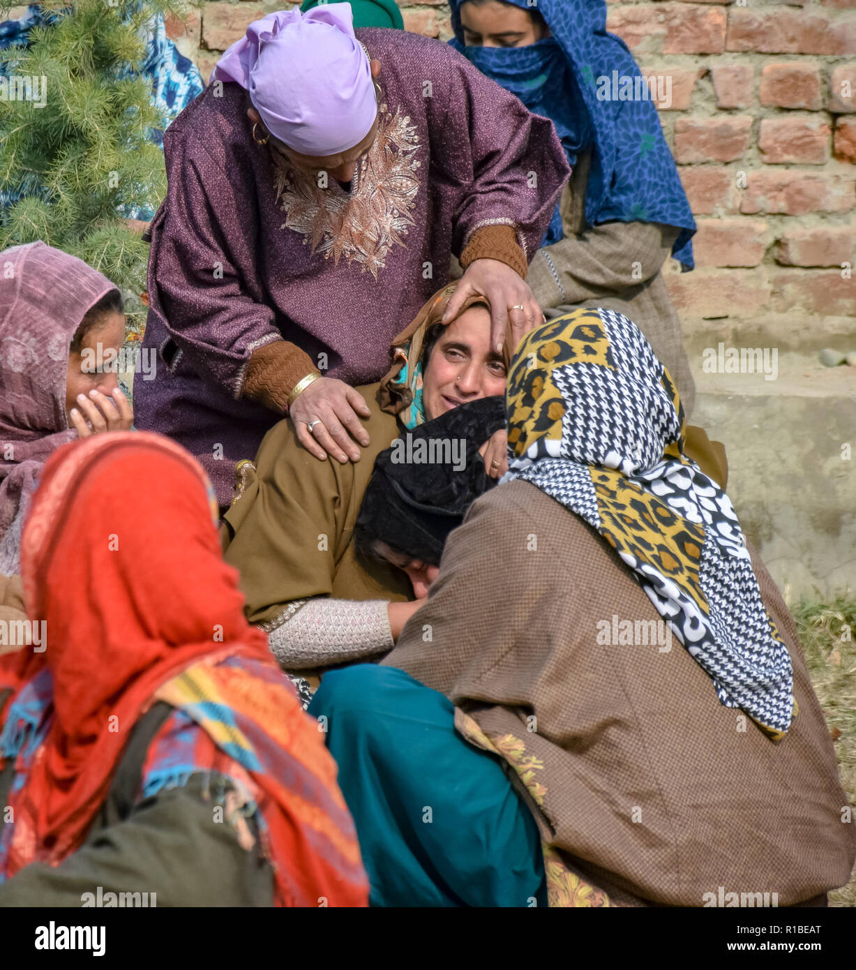 Die Angehörigen der Getöteten militanten Liyakat Ahmed gesehen werden getröstet, als sie trauert um während der trauerzug. Tausende von Menschen haben in der Beerdigung Gebete der beiden Kämpfer, der in einer Schießerei mit den Regierungstruppen im Süden von Kaschmir Pulwama Bezirk 40 km vom Sommer Hauptstadt Srinagar getötet wurden, teilgenommen. Die Militanten, entsprechend Generalinspektor der Polizei, Kaschmir, SP Pani, wurden in einer "sehr kurzen "Shootout im Tikken Dorf getötet. Stockfoto