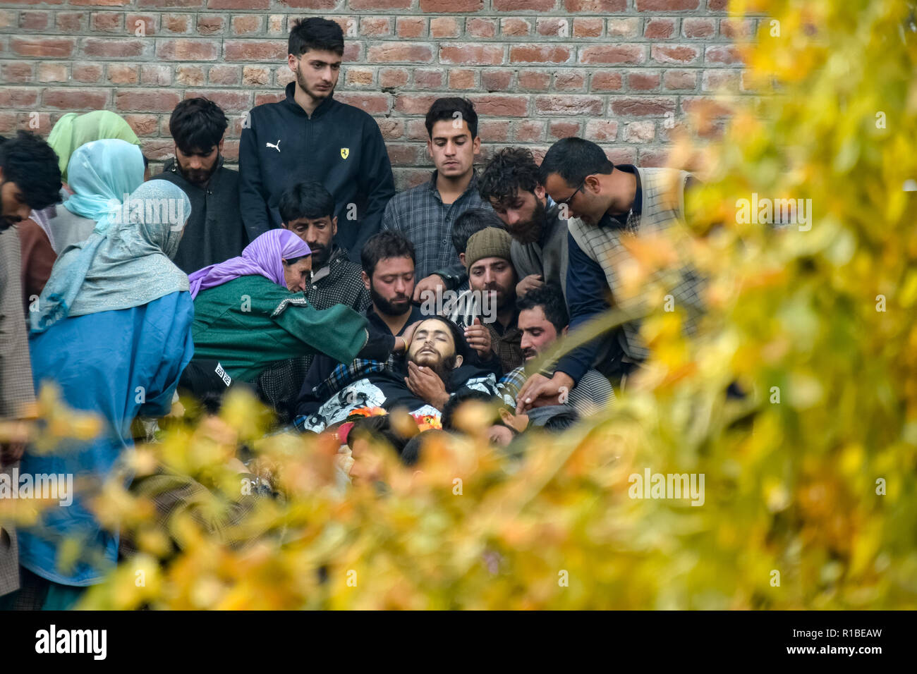 (Anmerkung des Editors: Das Bild zeigt den Tod.) die Verwandten des Getöteten militanten Liyakat Ahmed gesehen werden neben seiner Leiche während seiner Beerdigung Prozession versammelt in seinem Heimatdorf in Pulwama. Tausende von Menschen haben in der Beerdigung Gebete der beiden Kämpfer, der in einer Schießerei mit den Regierungstruppen im Süden von Kaschmir Pulwama Bezirk 40 km vom Sommer Hauptstadt Srinagar getötet wurden, teilgenommen. Die Militanten, entsprechend Generalinspektor der Polizei, Kaschmir, SP Pani, wurden in einer "sehr kurzen "Shootout im Tikken Dorf getötet. Stockfoto