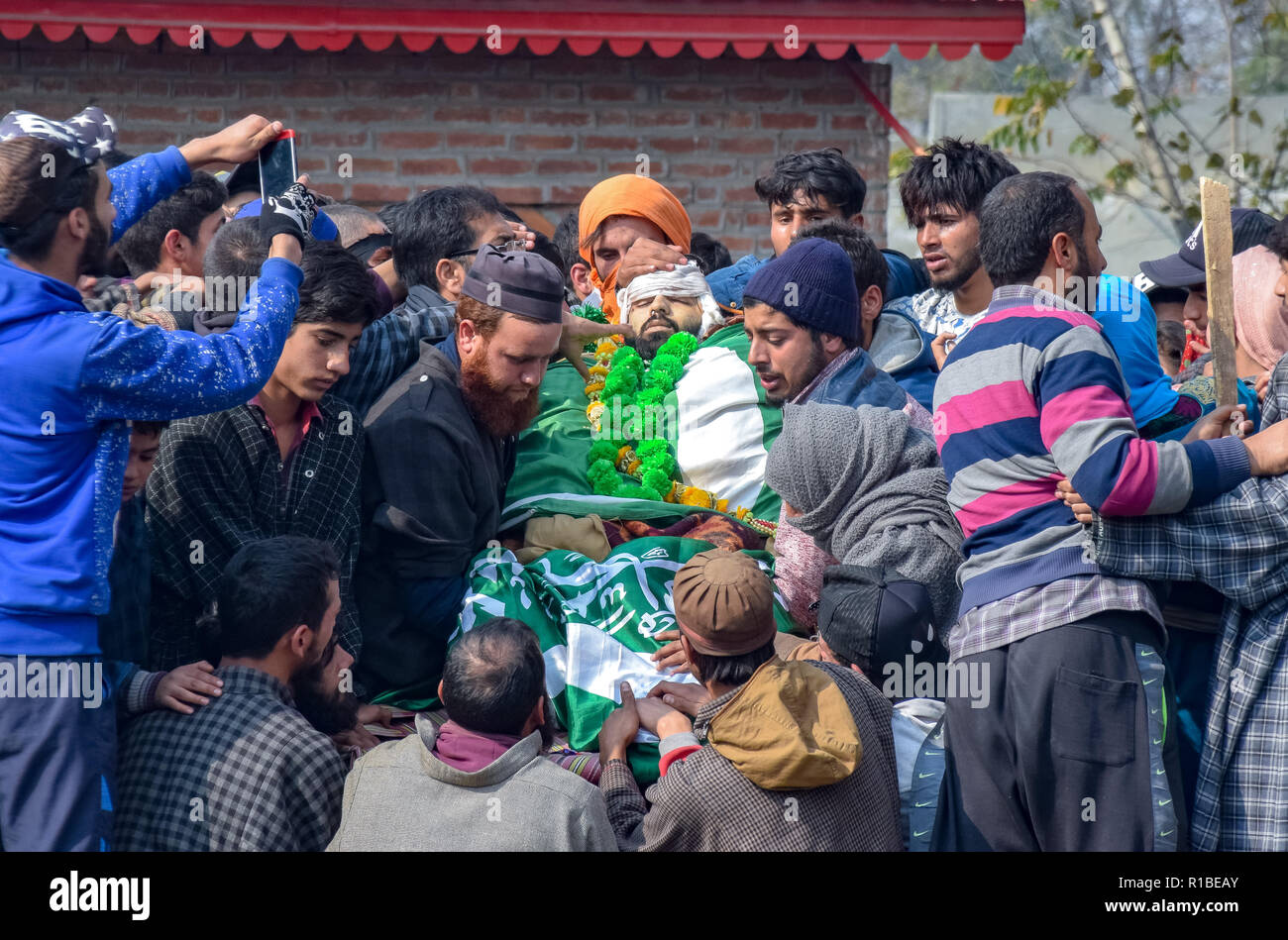 (Anmerkung des Editors: Das Bild zeigt den Tod.) kaschmirische Muslime sind neben den Toten der getöteten Militanten Wajid-Ul-Islam während seiner Beerdigung Prozession versammelt in seinem Heimatdorf in babhara Pulwama. Tausende von Menschen haben in der Beerdigung Gebete der beiden Kämpfer, der in einer Schießerei mit den Regierungstruppen im Süden von Kaschmir Pulwama Bezirk 40 km vom Sommer Hauptstadt Srinagar getötet wurden, teilgenommen. Die Militanten, entsprechend Generalinspektor der Polizei, Kaschmir, SP Pani, wurden in einer "sehr kurzen "Shootout im Tikken Dorf getötet. Stockfoto