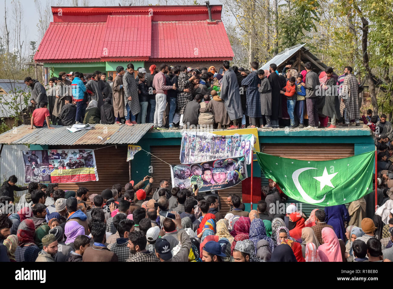 Kaschmirische Muslime werden gesehen, beobachten Trauerzug der Getöteten militanten Wajid-Ul-Islam während seiner Beerdigung in sein Heimatdorf in babhara Pulwama. Tausende von Menschen haben in der Beerdigung Gebete der beiden Kämpfer, der in einer Schießerei mit den Regierungstruppen im Süden von Kaschmir Pulwama Bezirk 40 km vom Sommer Hauptstadt Srinagar getötet wurden, teilgenommen. Die Militanten, entsprechend Generalinspektor der Polizei, Kaschmir, SP Pani, wurden in einer "sehr kurzen "Shootout im Tikken Dorf getötet. Stockfoto