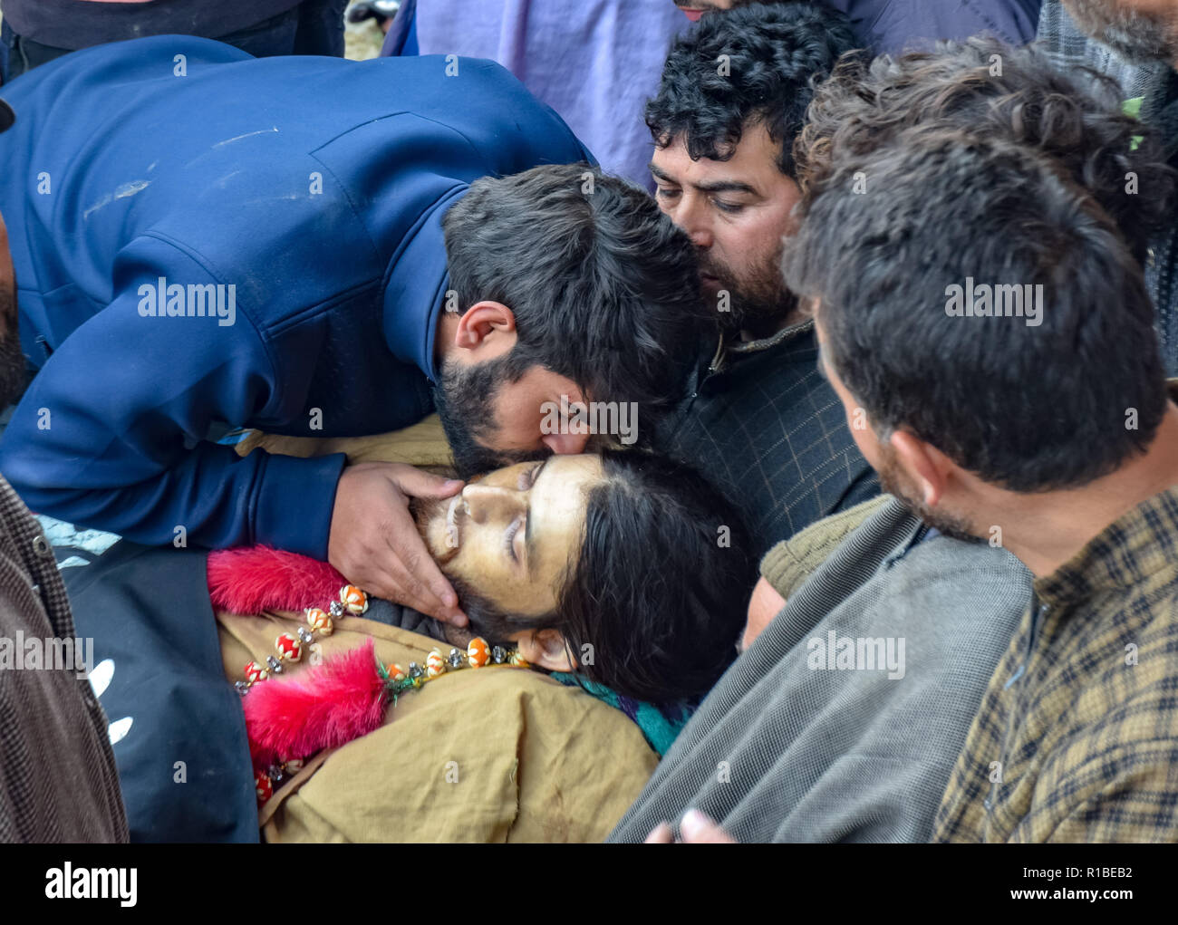 (Anmerkung des Editors: Das Bild zeigt den Tod.) Kaschmir Mann gesehen Küssen das Gesicht der getöteten Militanten Liyakat Ahmed während seiner Beerdigung Prozession an sein Heimatdorf in Pulwama. Tausende von Menschen haben in der Beerdigung Gebete der beiden Kämpfer, der in einer Schießerei mit den Regierungstruppen im Süden von Kaschmir Pulwama Bezirk 40 km vom Sommer Hauptstadt Srinagar getötet wurden, teilgenommen. Die Militanten, entsprechend Generalinspektor der Polizei, Kaschmir, SP Pani, wurden in einer "sehr kurzen "Shootout im Tikken Dorf getötet. Stockfoto