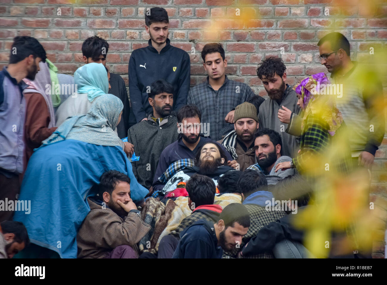 (Anmerkung des Editors: Das Bild zeigt den Tod.) die Verwandten des Getöteten militanten Liyakat Ahmed gesehen werden neben seiner Leiche während seiner Beerdigung Prozession versammelt in seinem Heimatdorf in Pulwama. Tausende von Menschen haben in der Beerdigung Gebete der beiden Kämpfer, der in einer Schießerei mit den Regierungstruppen im Süden von Kaschmir Pulwama Bezirk 40 km vom Sommer Hauptstadt Srinagar getötet wurden, teilgenommen. Die Militanten, entsprechend Generalinspektor der Polizei, Kaschmir, SP Pani, wurden in einer "sehr kurzen "Shootout im Tikken Dorf getötet. Stockfoto