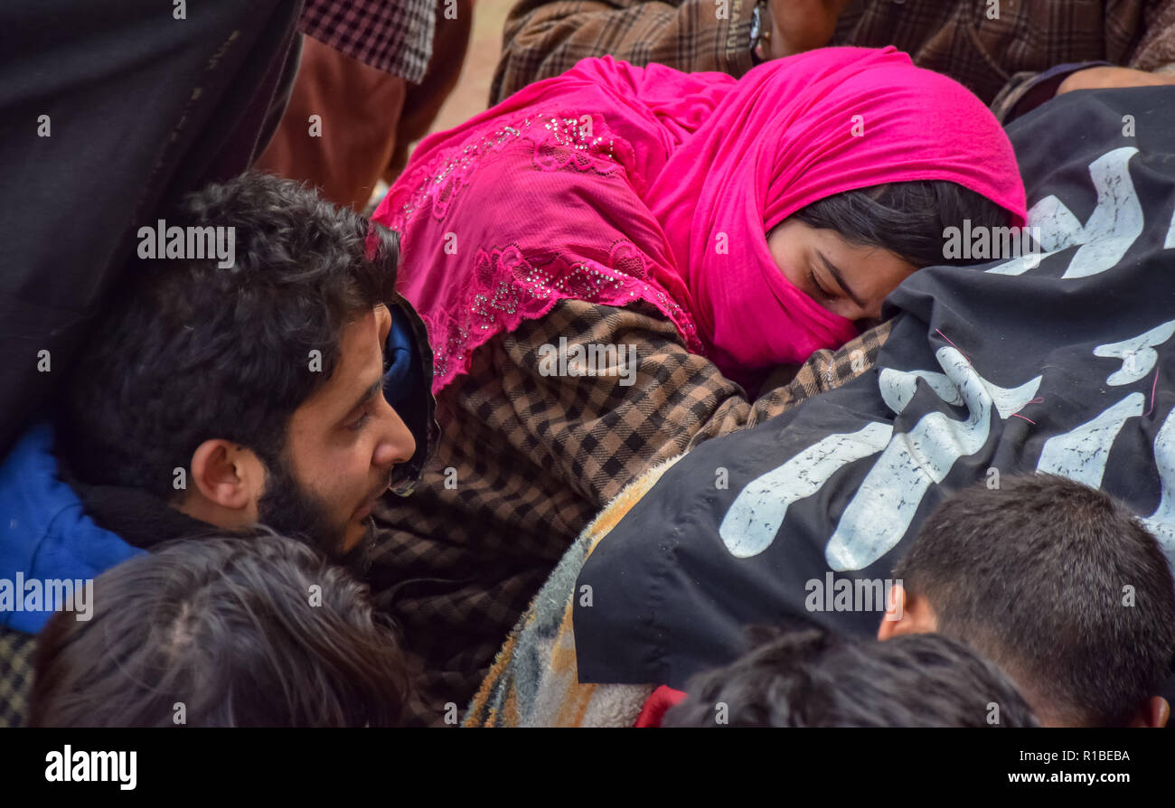 (Anmerkung des Editors: Das Bild zeigt den Tod.) Relativ von Liyakat Ahmed werden gesehen, weinend neben seinem toten Körper während seiner Beerdigung Prozession an sein Heimatdorf in Pulwama. Tausende von Menschen haben in der Beerdigung Gebete der beiden Kämpfer, der in einer Schießerei mit den Regierungstruppen im Süden von Kaschmir Pulwama Bezirk 40 km vom Sommer Hauptstadt Srinagar getötet wurden, teilgenommen. Die Militanten, entsprechend Generalinspektor der Polizei, Kaschmir, SP Pani, wurden in einer "sehr kurzen "Shootout im Tikken Dorf getötet. Stockfoto