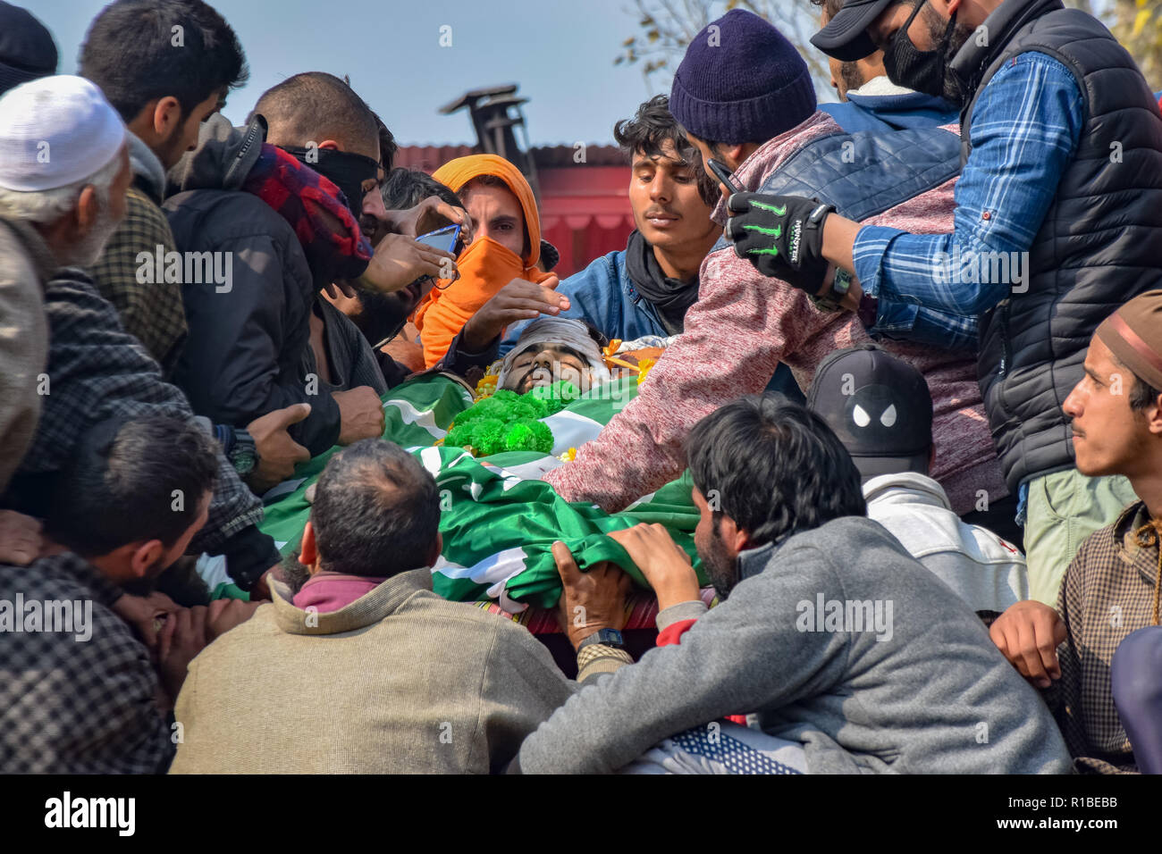 (Anmerkung des Editors: Das Bild zeigt den Tod.) kaschmirische Muslime sind neben den Toten der getöteten Militanten Wajid-Ul-Islam während seiner Beerdigung Prozession versammelt in seinem Heimatdorf in babhara Pulwama. Tausende von Menschen haben in der Beerdigung Gebete der beiden Kämpfer, der in einer Schießerei mit den Regierungstruppen im Süden von Kaschmir Pulwama Bezirk 40 km vom Sommer Hauptstadt Srinagar getötet wurden, teilgenommen. Die Militanten, entsprechend Generalinspektor der Polizei, Kaschmir, SP Pani, wurden in einer "sehr kurzen "Shootout im Tikken Dorf getötet. Stockfoto