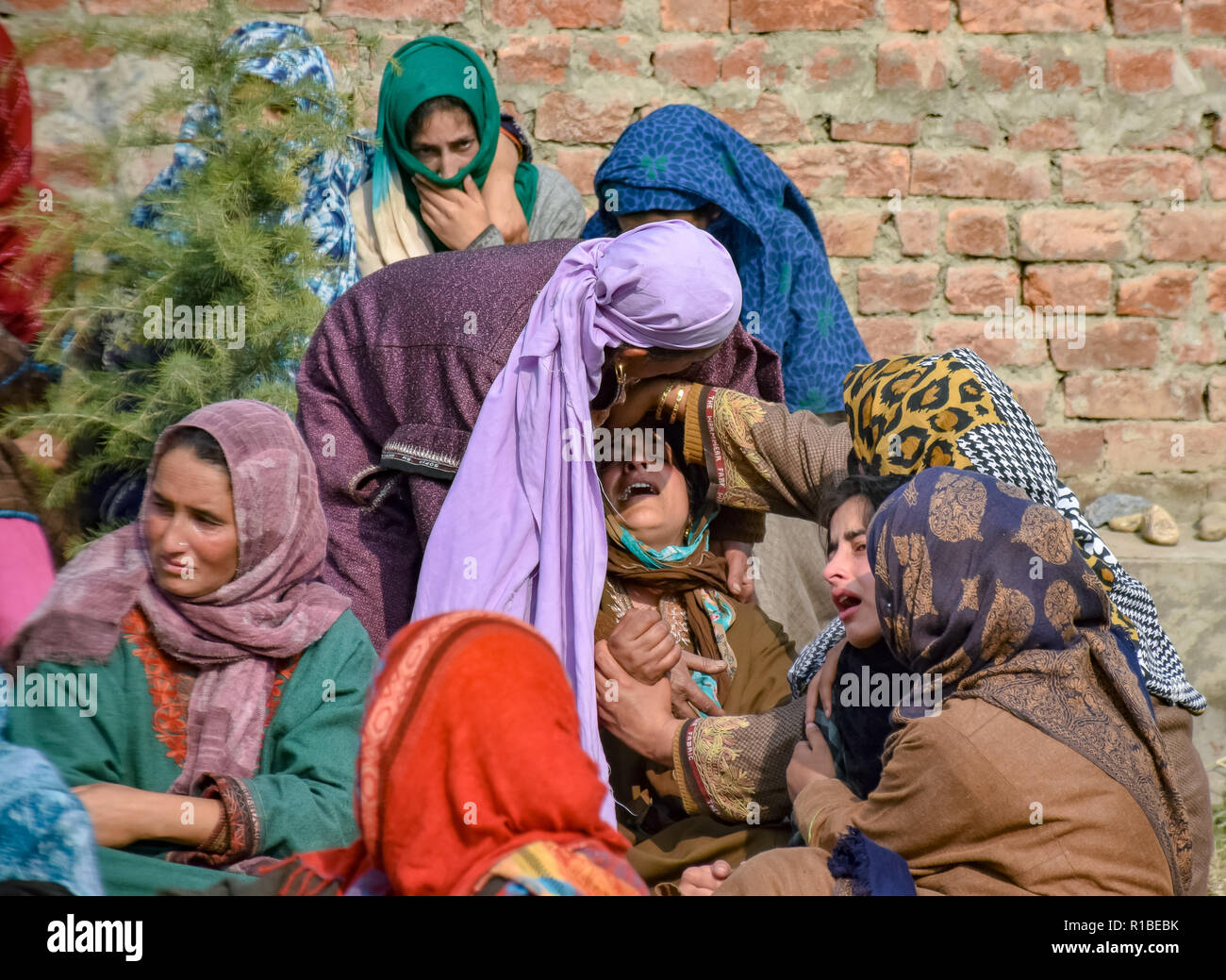 Die Angehörigen der Getöteten militanten Liyakat Ahmed gesehen werden getröstet, als sie trauert um während der trauerzug. Tausende von Menschen haben in der Beerdigung Gebete der beiden Kämpfer, der in einer Schießerei mit den Regierungstruppen im Süden von Kaschmir Pulwama Bezirk 40 km vom Sommer Hauptstadt Srinagar getötet wurden, teilgenommen. Die Militanten, entsprechend Generalinspektor der Polizei, Kaschmir, SP Pani, wurden in einer "sehr kurzen "Shootout im Tikken Dorf getötet. Stockfoto