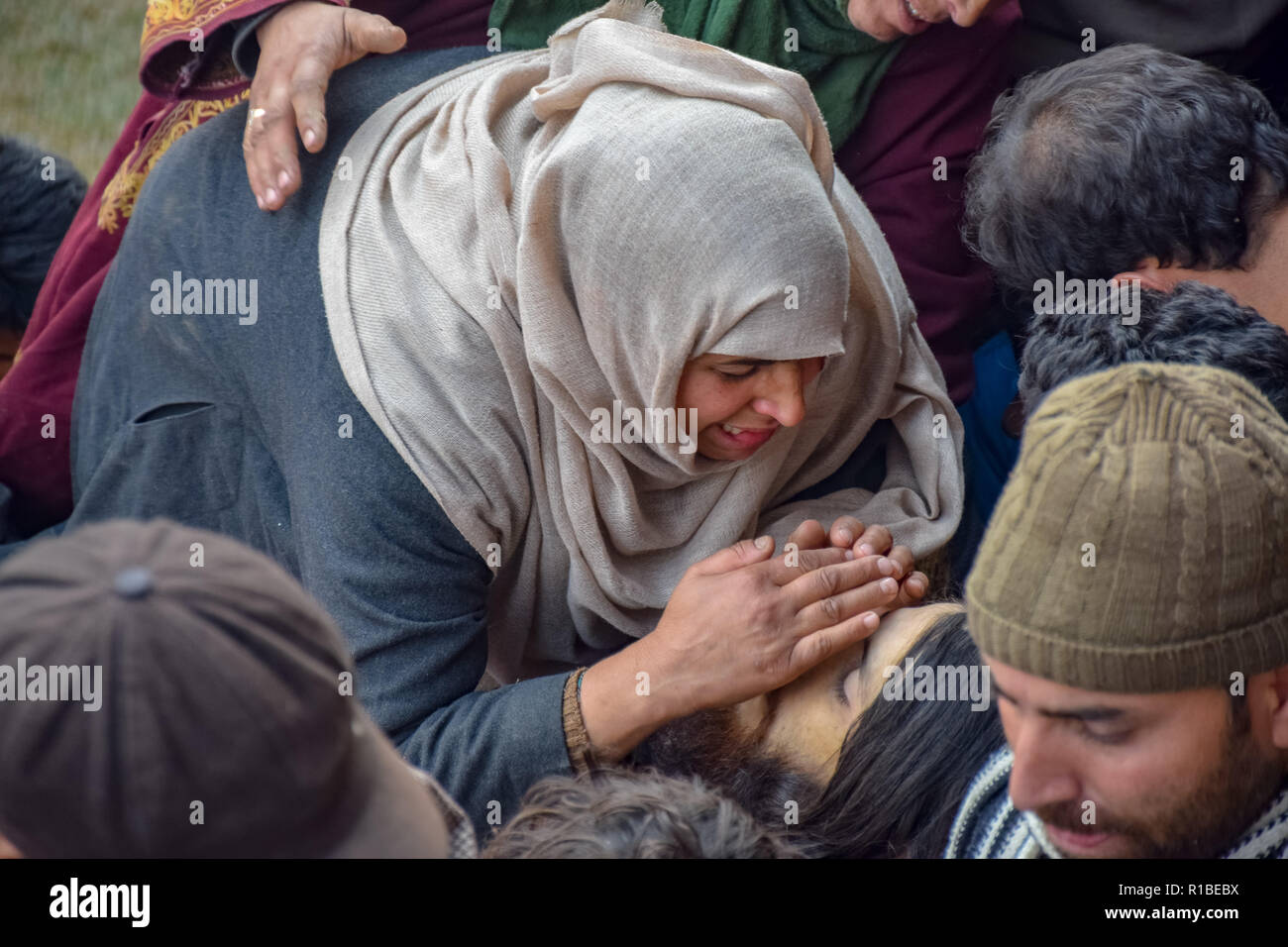 (Anmerkung des Editors: Das Bild zeigt den Tod.) Eine relative der getöteten Militanten Liyakat Ahmed zu sehen sein Gesicht berühren während seiner Beerdigung Prozession an sein Heimatdorf in Pulwama. Tausende von Menschen haben in der Beerdigung Gebete der beiden Kämpfer, der in einer Schießerei mit den Regierungstruppen im Süden von Kaschmir Pulwama Bezirk 40 km vom Sommer Hauptstadt Srinagar getötet wurden, teilgenommen. Die Militanten, entsprechend Generalinspektor der Polizei, Kaschmir, SP Pani, wurden in einer "sehr kurzen "Shootout im Tikken Dorf getötet. Stockfoto