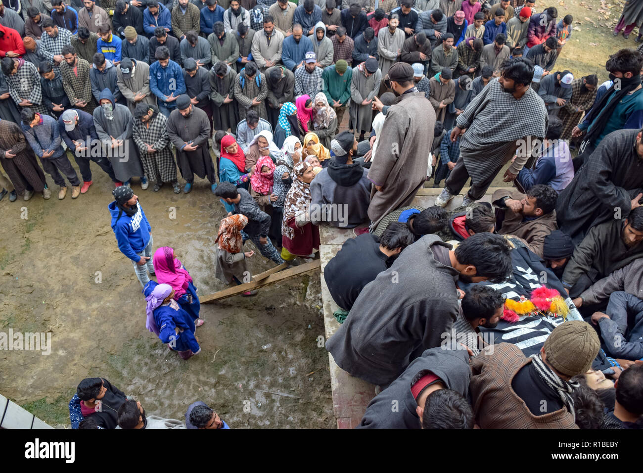 (Anmerkung des Editors: Das Bild zeigt den Tod.) kaschmirische Muslime gesehen sind für Liyakat Ahmed während seiner Beerdigung Prozession betend an seinem Heimatdorf in Pulwama. Tausende von Menschen haben in der Beerdigung Gebete der beiden Kämpfer, der in einer Schießerei mit den Regierungstruppen im Süden von Kaschmir Pulwama Bezirk 40 km vom Sommer Hauptstadt Srinagar getötet wurden, teilgenommen. Die Militanten, entsprechend Generalinspektor der Polizei, Kaschmir, SP Pani, wurden in einer "sehr kurzen "Shootout im Tikken Dorf getötet. Stockfoto