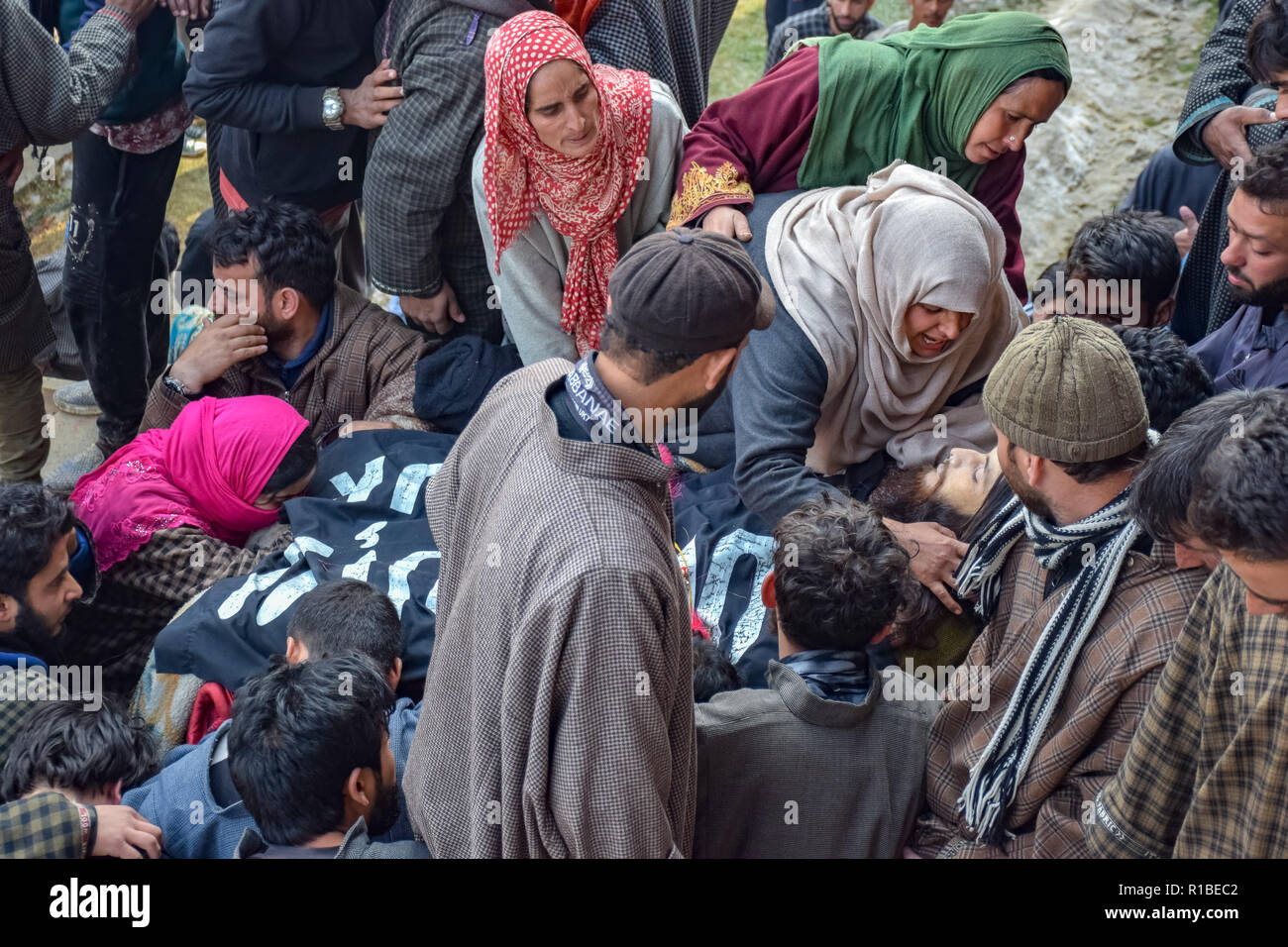 (Anmerkung des Editors: Das Bild zeigt den Tod.) die Verwandten des Getöteten militanten Liyakat Ahmed werden gesehen, Trauer neben seinem toten Körper während seiner Beerdigung Prozession an sein Heimatdorf in Pulwama. Tausende von Menschen haben in der Beerdigung Gebete der beiden Kämpfer, der in einer Schießerei mit den Regierungstruppen im Süden von Kaschmir Pulwama Bezirk 40 km vom Sommer Hauptstadt Srinagar getötet wurden, teilgenommen. Die Militanten, entsprechend Generalinspektor der Polizei, Kaschmir, SP Pani, wurden in einer "sehr kurzen "Shootout im Tikken Dorf getötet. Stockfoto