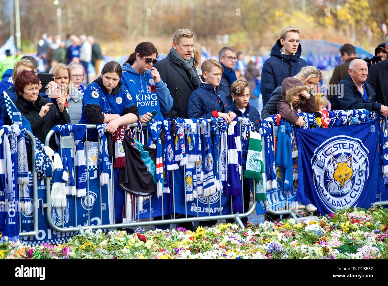 Leicester. 11 Nov, 2018. Befürworter sehen die Tribute für Leicester City Vorsitzender Vichai Srivaddhanaprabha, der bei einem Hubschrauberabsturz außerhalb der King Power Stadion enthalten Links, vor der Englischen Premier League Match zwischen Leicester City FC und Burnley FC für die King Power Stadion in Leicester, Großbritannien am 10. November 2018. Das Spiel endete 0:0. Quelle: Xinhua/Alamy leben Nachrichten Stockfoto