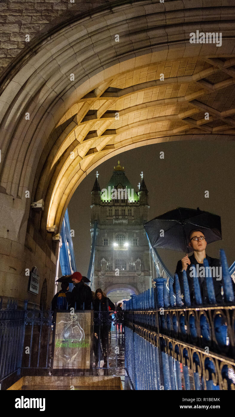 London, Großbritannien. 10 Nov, 2018. Ein regnerischer Abend in London Tower Bridge. Credit: Paul Robinson/Alamy leben Nachrichten Stockfoto