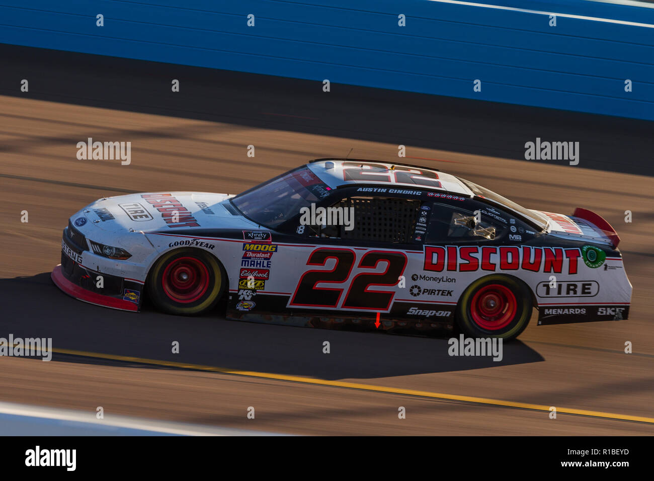 Phoenix, AZ, USA. 10 Nov, 2018. 10. NOVEMBER: Austin Cindric, Fahrer des #22 Rabatt Reifen Ford Xfinity durnig der NASCAR Whelen Trusted Durchzuführen 200 an der ISM Raceway am 10. November 2018 in Phoenix, Arizona. Quelle: Doug James/ZUMA Draht/Alamy leben Nachrichten Stockfoto