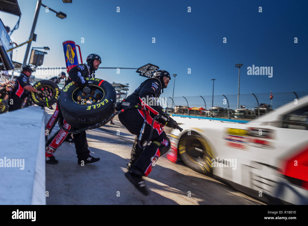 Phoenix, AZ, USA. 10 Nov, 2018. 10. November: Die boxenmannschaft für Fahrer John H. Nemechek der #42 Feueralarm Services Inc., Chevrolet während der NASCAR Xfinity Whelen Trusted Durchzuführen 200 an der ISM Raceway am 10. November 2018 in Phoenix, Arizona. Quelle: Doug James/ZUMA Draht/Alamy leben Nachrichten Stockfoto