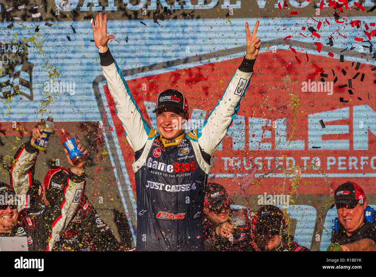 Phoenix, AZ, USA. 10 Nov, 2018. 10. NOVEMBER: Christopher Bell, Fahrer des Nr. 20 GameStop Just Cause 4 Toyota in der Victory Lane nach dem Gewinn der NASCAR Xfinity Whelen Trusted Durchzuführen 200 an der ISM Raceway am 10. November 2018 in Phoenix, Arizona. Quelle: Doug James/ZUMA Draht/Alamy leben Nachrichten Stockfoto
