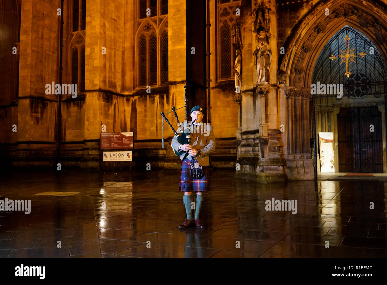 Bristol, Vereinigtes Königreich, 11. November 2018. Ein einsamer Piper beginnt Armistice Day Gedenkfeiern außerhalb der Kathedrale von Bristol um 6 Uhr beim "O's Battle "er". Die Melodie wurde traditionell nach einer Schlacht im Ersten Weltkrieg gespielt. Credit: mfimage/Alamy leben Nachrichten Stockfoto