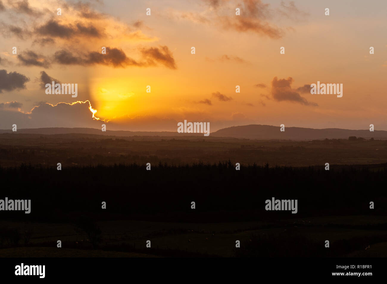 Ballydehob, West Cork, Irland. 11 Nov, 2018. Die Sonne geht auf das 100-jährige Jubiläum des Ende des Ersten Weltkriegs. Heute wird in vielen Bereichen mit Höhen von 8 bis 12° Celsius. Credit: Andy Gibson/Alamy Leben Nachrichten. Stockfoto