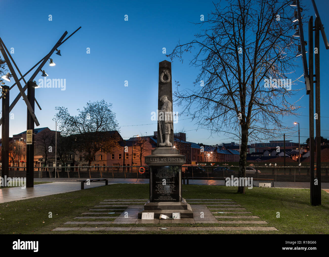 Cork, Cork City, Irland. 11. November. 2018. Dawn breaks Am Armistice centennial Tag am Kriegerdenkmal mit einer Schnitzerei eines Munster Füsilier Soldat auf der South Mall, Cork, Irland. Stockfoto