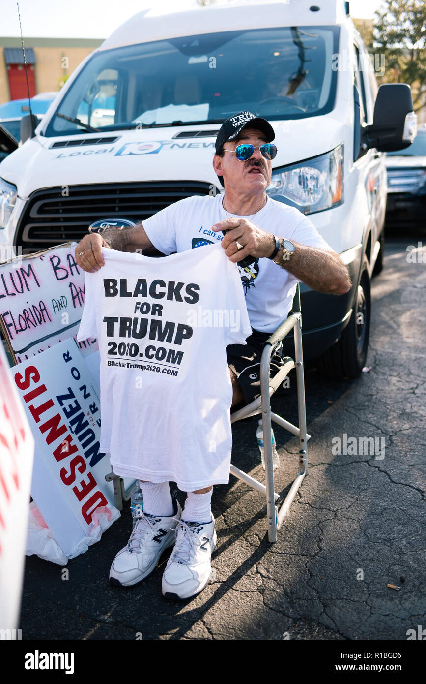 Eine Demonstrantin gesehen mit einem t-shirt Schwarze für Trumpf" beim Sammeln von außerhalb der Supervisor von Wahlen Büro in Broward County, Florida, wo eine Nachzählung stattfindet, für den Gouverneur und Senator Wahlen. Stockfoto